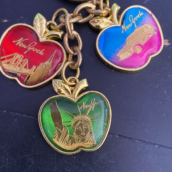 Big Apple New York Souvenir Keychain NYC Travel Gift Collectible - Picture 2 of 2